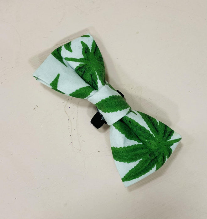 Soleil Bris PotLeaf Green on White Printed Doggie Bowtie