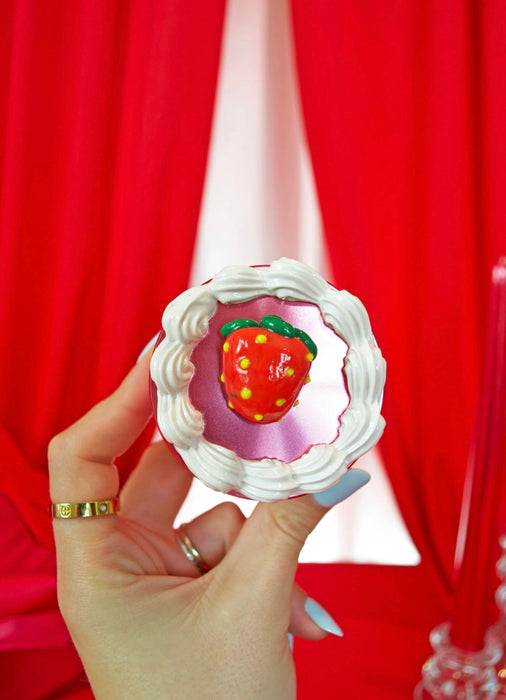 BURNING LOVE Strawberry Cake Grinder