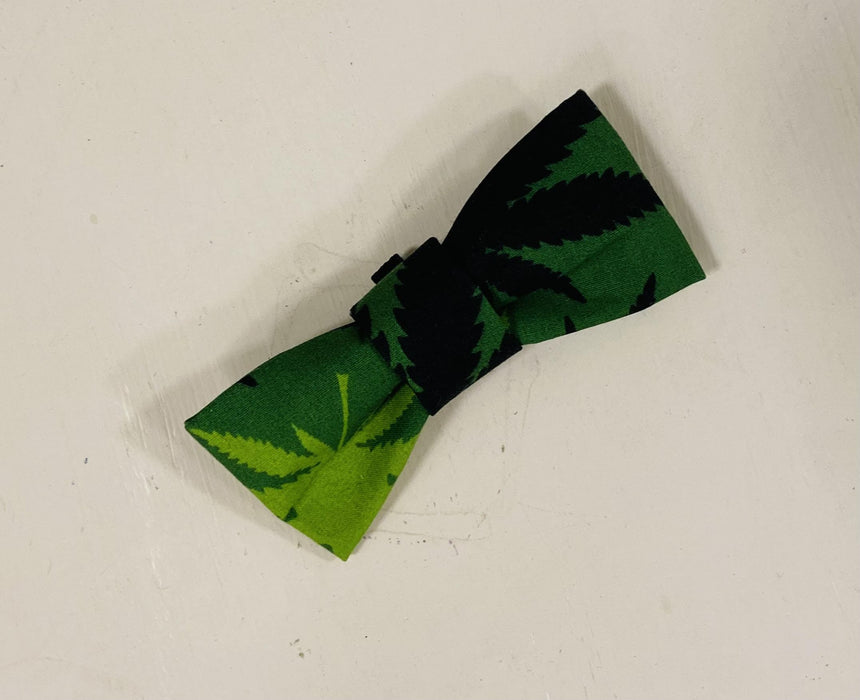 Soleil Bris PotLeaf Green on Green Printed Doggie Bowtie