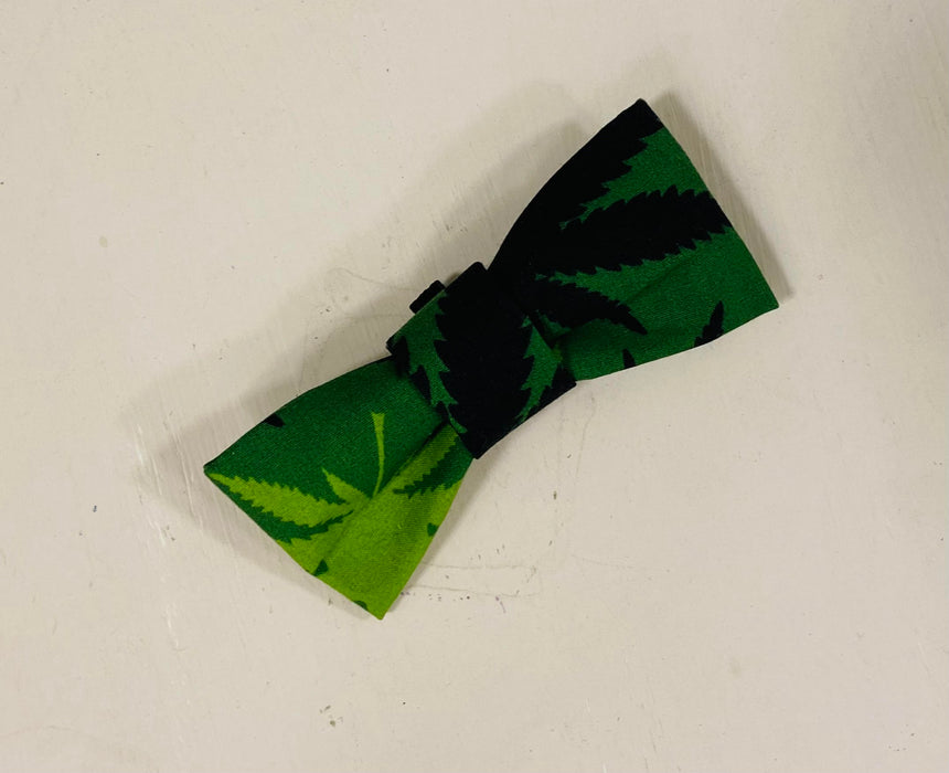 Soleil Bris PotLeaf Green on Green Printed Doggie Bowtie