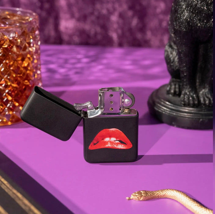 BURNING LOVE The Lips Lighter