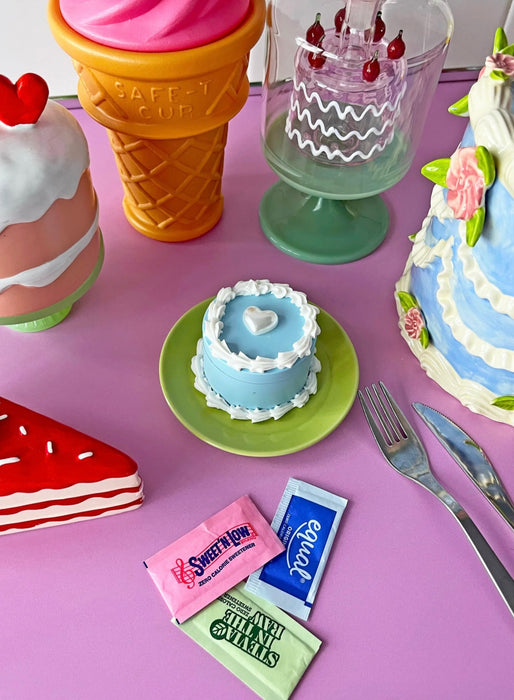 BURNING LOVE Coquette Cake Grinder