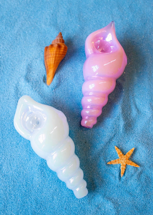 CANNA STYLE IRIDESCENT SEASHELL PIPE - WHITE